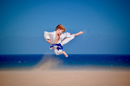 Yoko Tobi Geri am Strand von Fuerteventura im Hintergrund das Meer Karate Kid