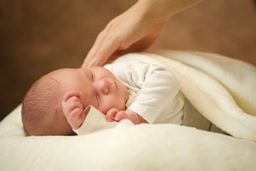 die schtzende Hand von Mama am Rcken - so schlft es sich gleich viel besser
