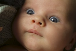 Groaufnahme eines Babygesichtes mit leuchtenden groen Augen