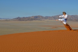 Yoko Tobi Geri in der Namib, Wolwedans, Namibia Karate Kid
