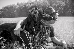 Best Friends Beste Freunde oder vielleicht sogar Brderliebe? Flat Coated Retriever Rde und Jugendlicher im Doppelpack