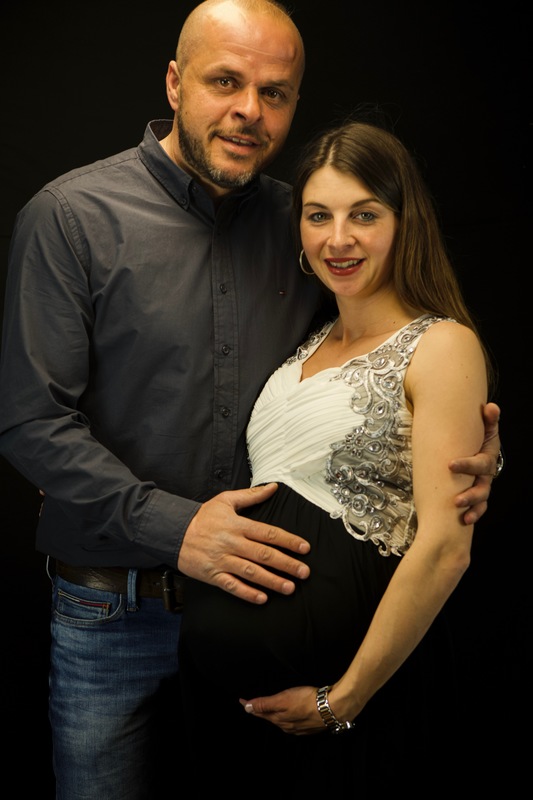 Babybauchshooting mit Ehemann im Studio