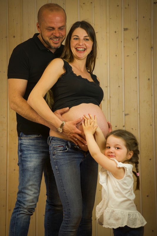 Babaybauchshooting im Studio: Alle Hnde auf den Babybauch