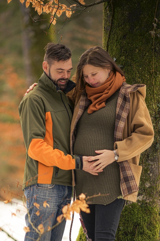 Outdoor Babybauch Shooting im Wald: Glckliches Paar kurz vor der Geburt ihres ersten Kindes