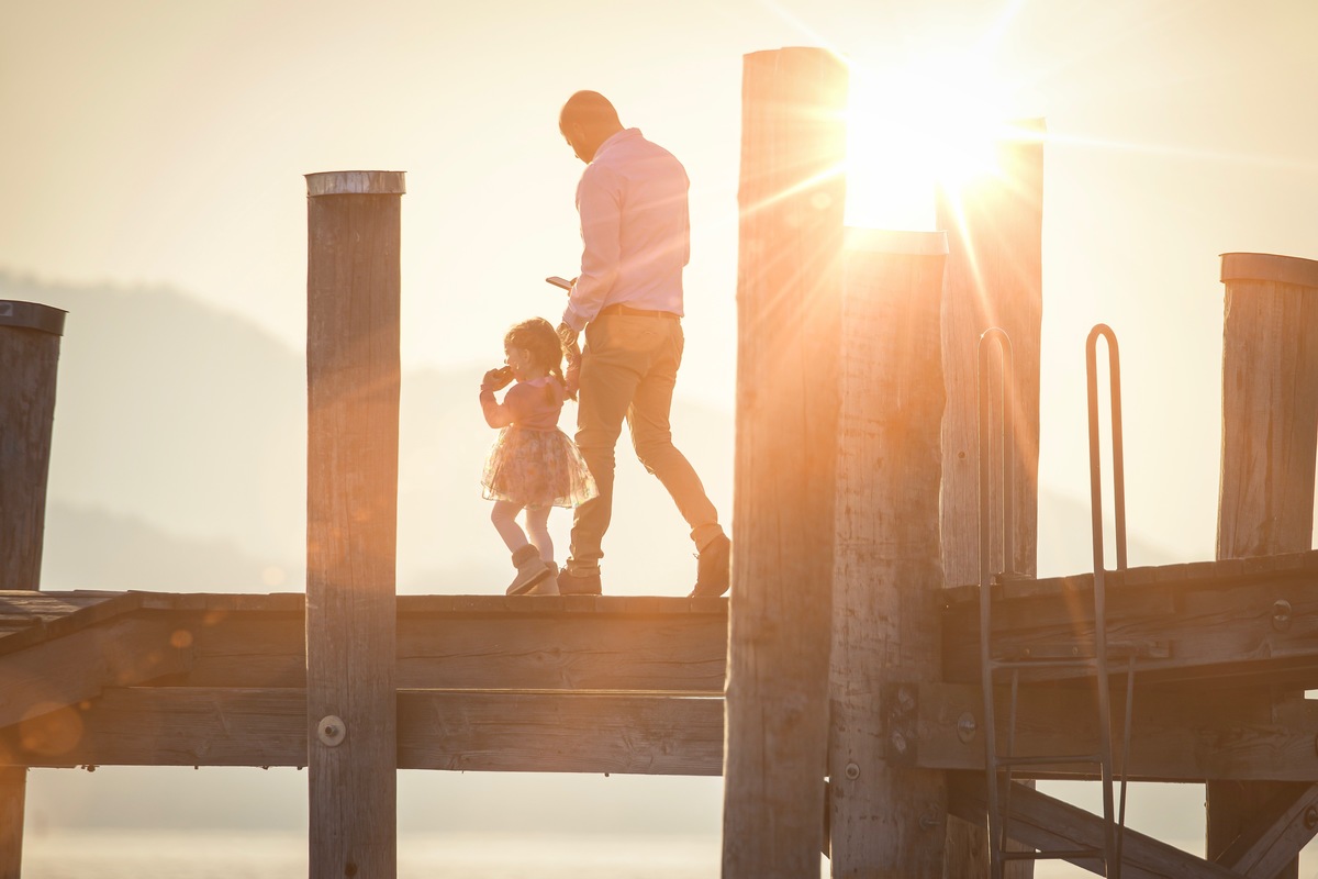 Im Sonnenuntergang auf dem Anlegesteg in Allensbach: Papa mit seiner kleinen Tochter.