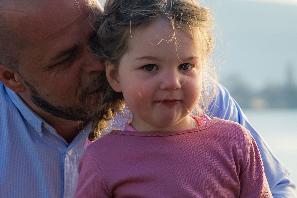 inniges, liebevolles Bild von Papa und Tochter am Bodensee in Allensbach