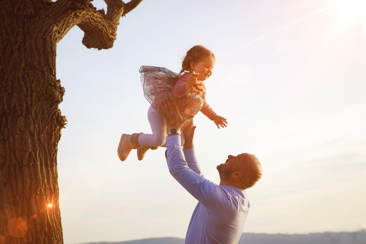 Fliegender Engel in Papas sttzenden Hnden in wunderschner Abendstimmung in Allensbach