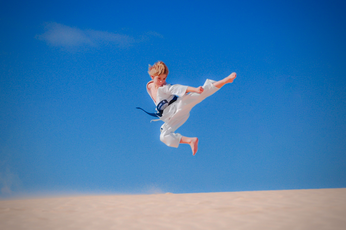 Yoko Tobi Geri in den Sanddnen von Fuerteventura Karate Kid