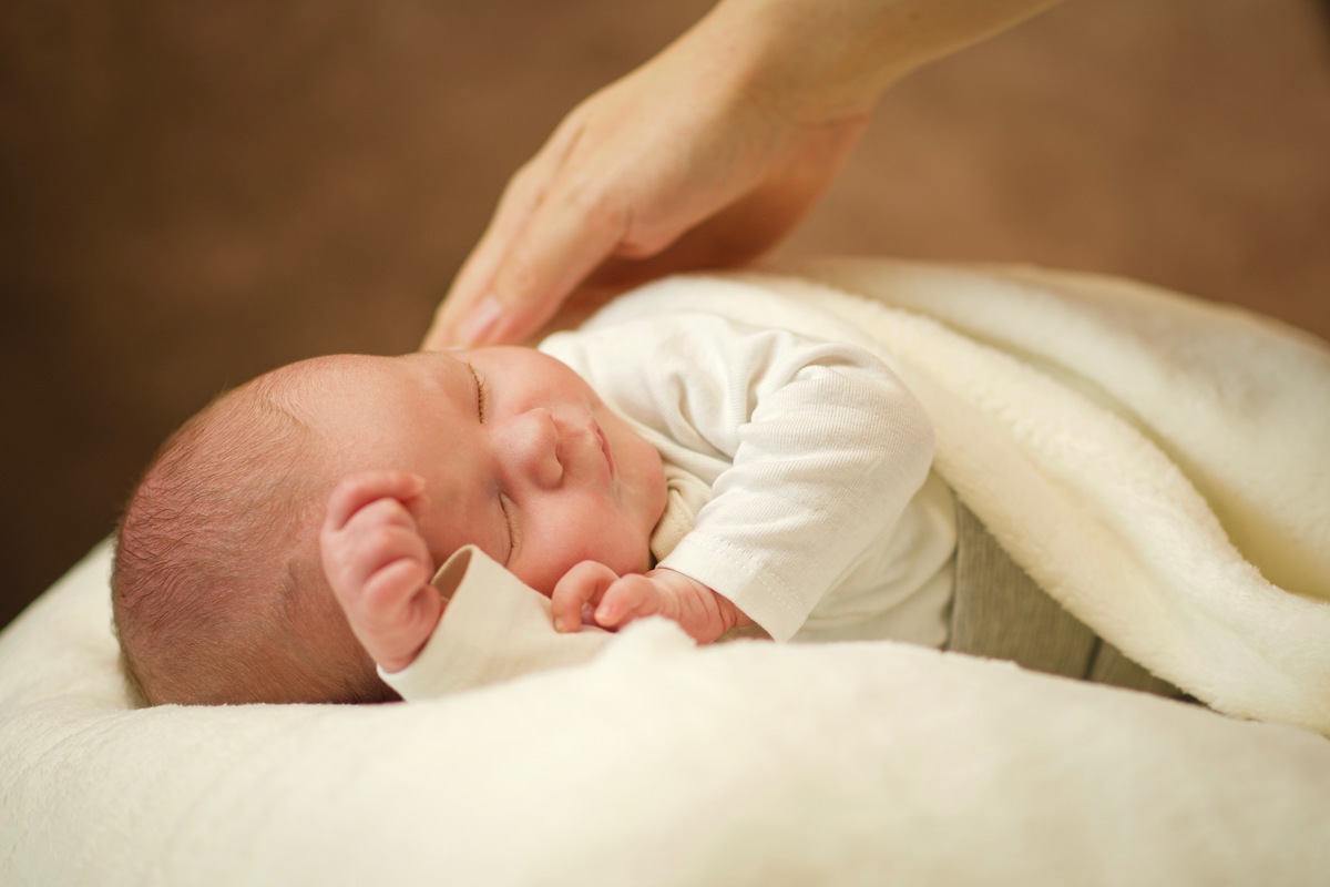 die schtzende Hand von Mama am Rcken - so schlft es sich gleich viel besser