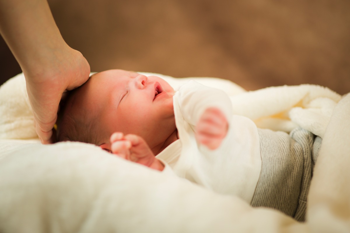 Der Kleine war unruhig, da strich die Mama mit ihrer Hand ber sein Kpfchen. Der Kleine erwiderte die Berhrung, lchelte im Schlaf und schlief geborgen weiter