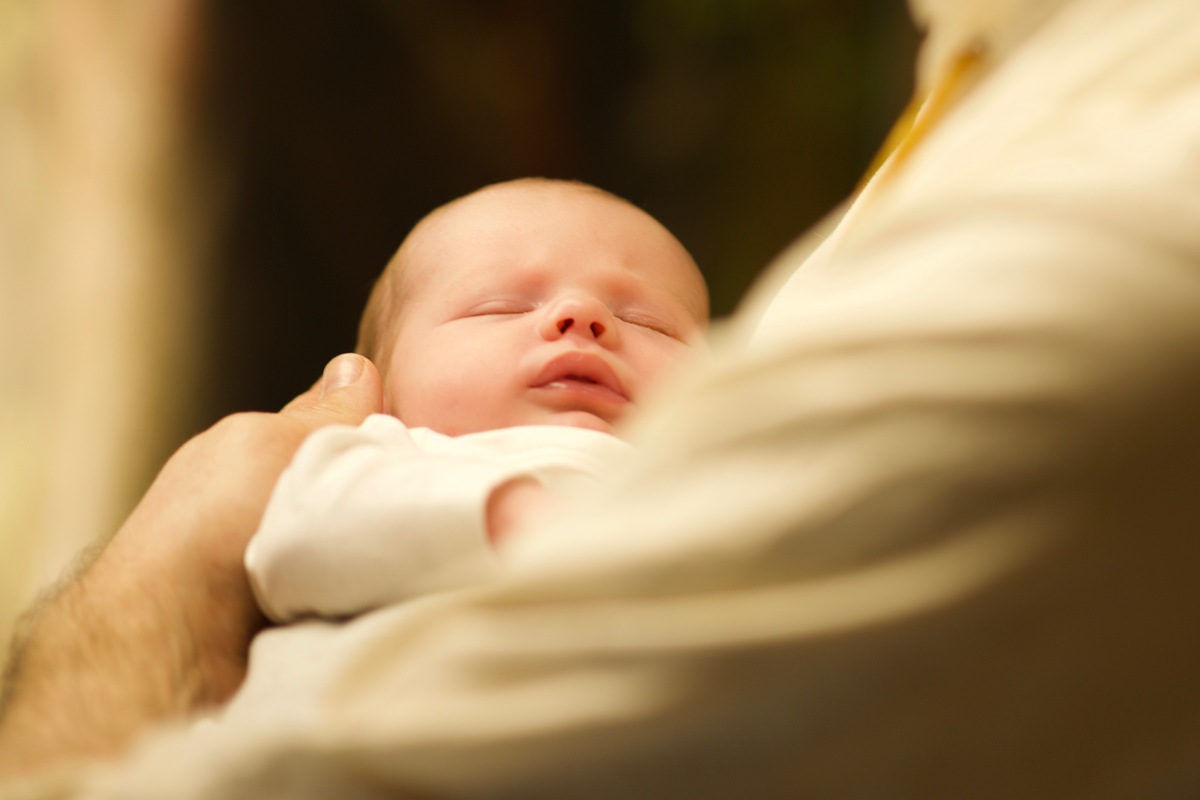 Schntchen... 3 Wochen alter Bub schlft in den Armen vom Papa