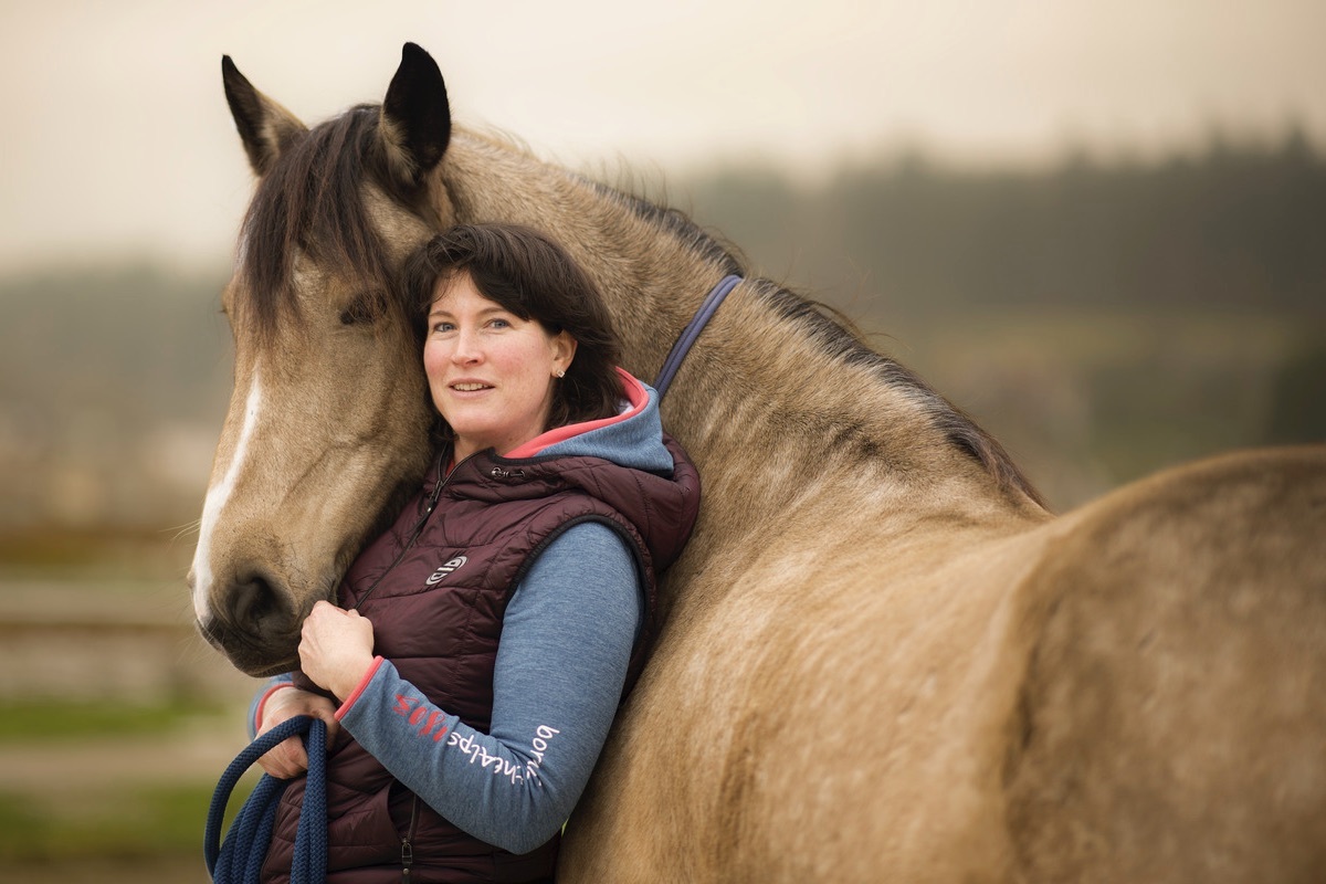 irisches Sportpferd mit seiner Halterin in engem Kontakt