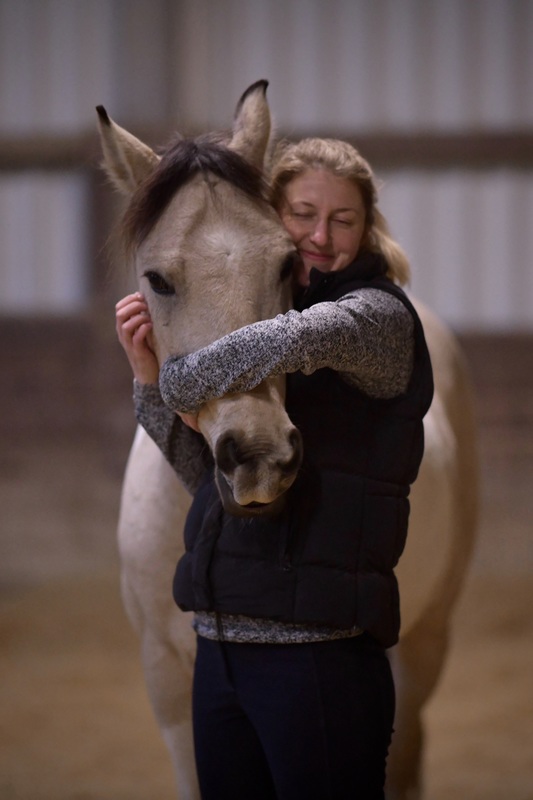 ich hab Dich soooo lieb - Kuscheleinheiten zwischen dem Araber-Pinto-Mix und seiner Halterin