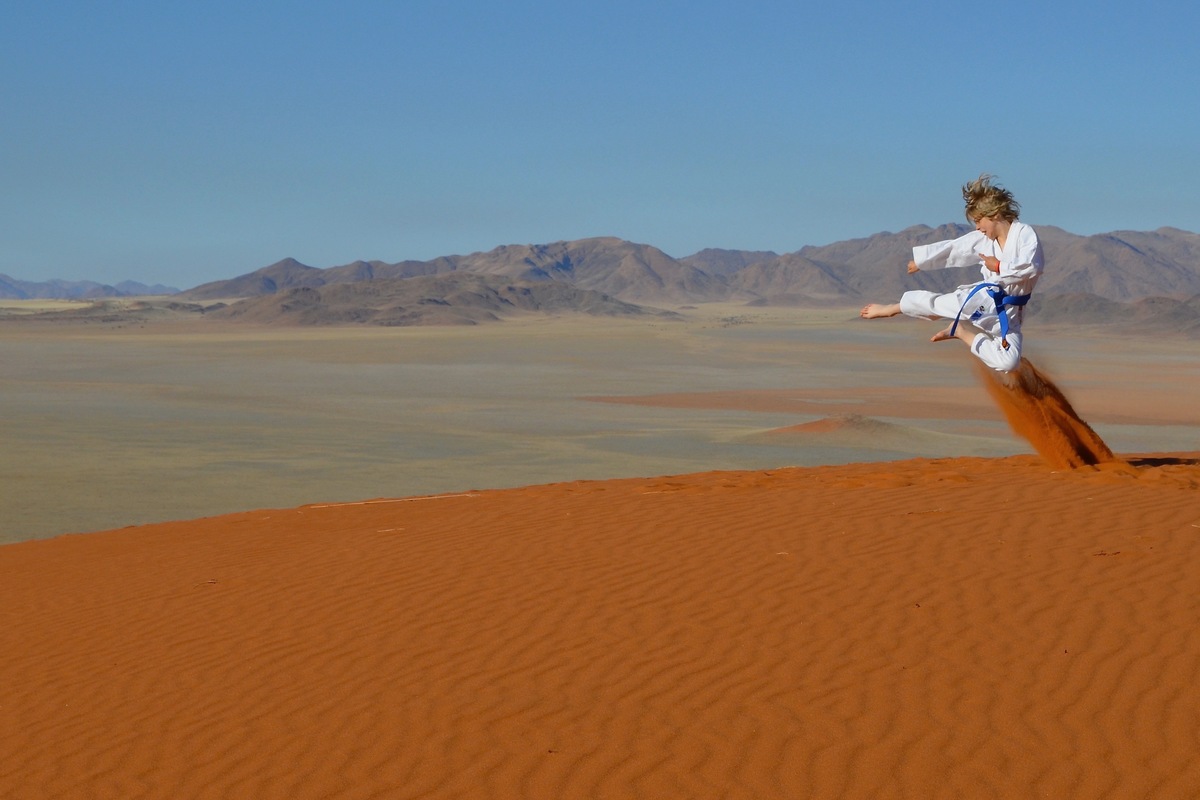 Yoko Tobi Geri in der Namib, Wolwedans, Namibia Karate Kid