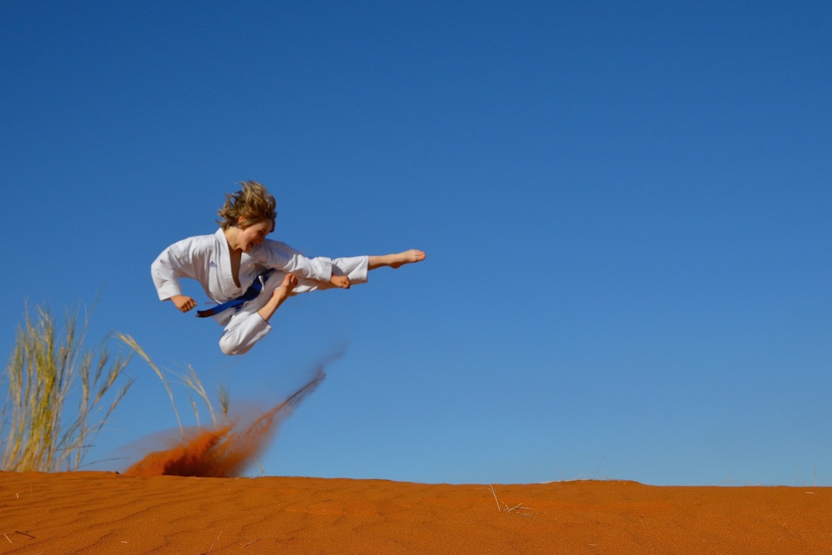 Yoko Tobi Geri in der Namib, Wolwedans, Namibia Karate Kid