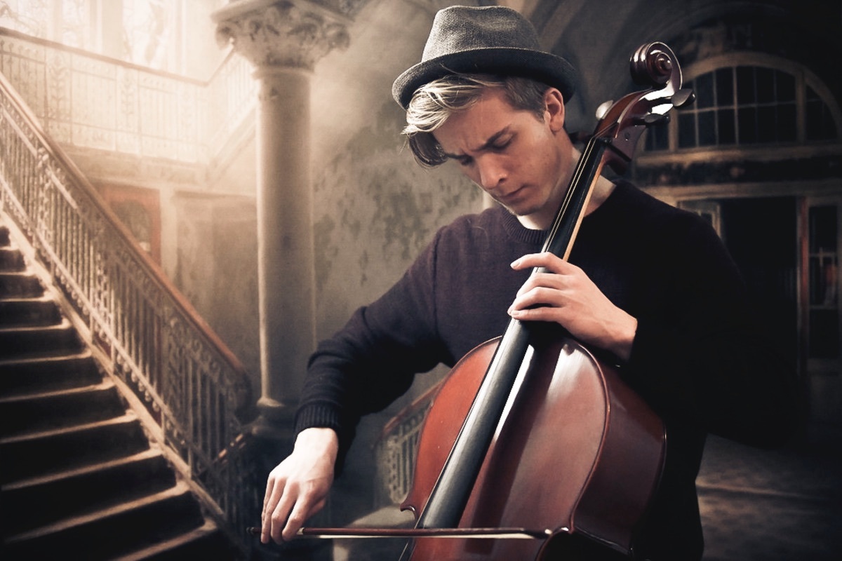 Junger Cellist vor cooler Kulisse