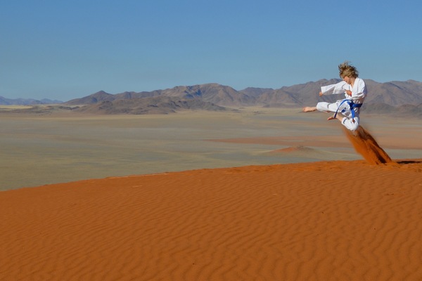 Yoko Tobi Geri in der Namib, Wolwedans, Namibia Karate Kid