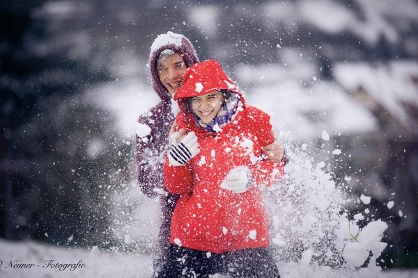 Liebe ist, sich gemeinsam eine Fuhre Schnee abzuholen. Winter wonderland. Im Schnee toben